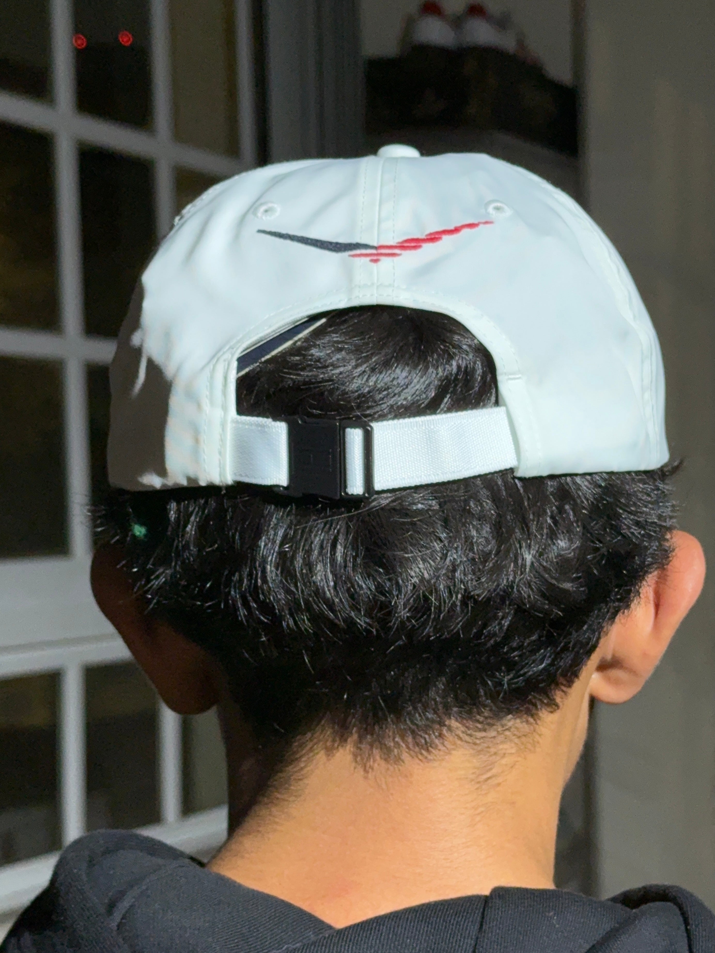 Gorra Cadillac F1 Team x Tommy Hilfiger Chevron Blanca Oficial 2026