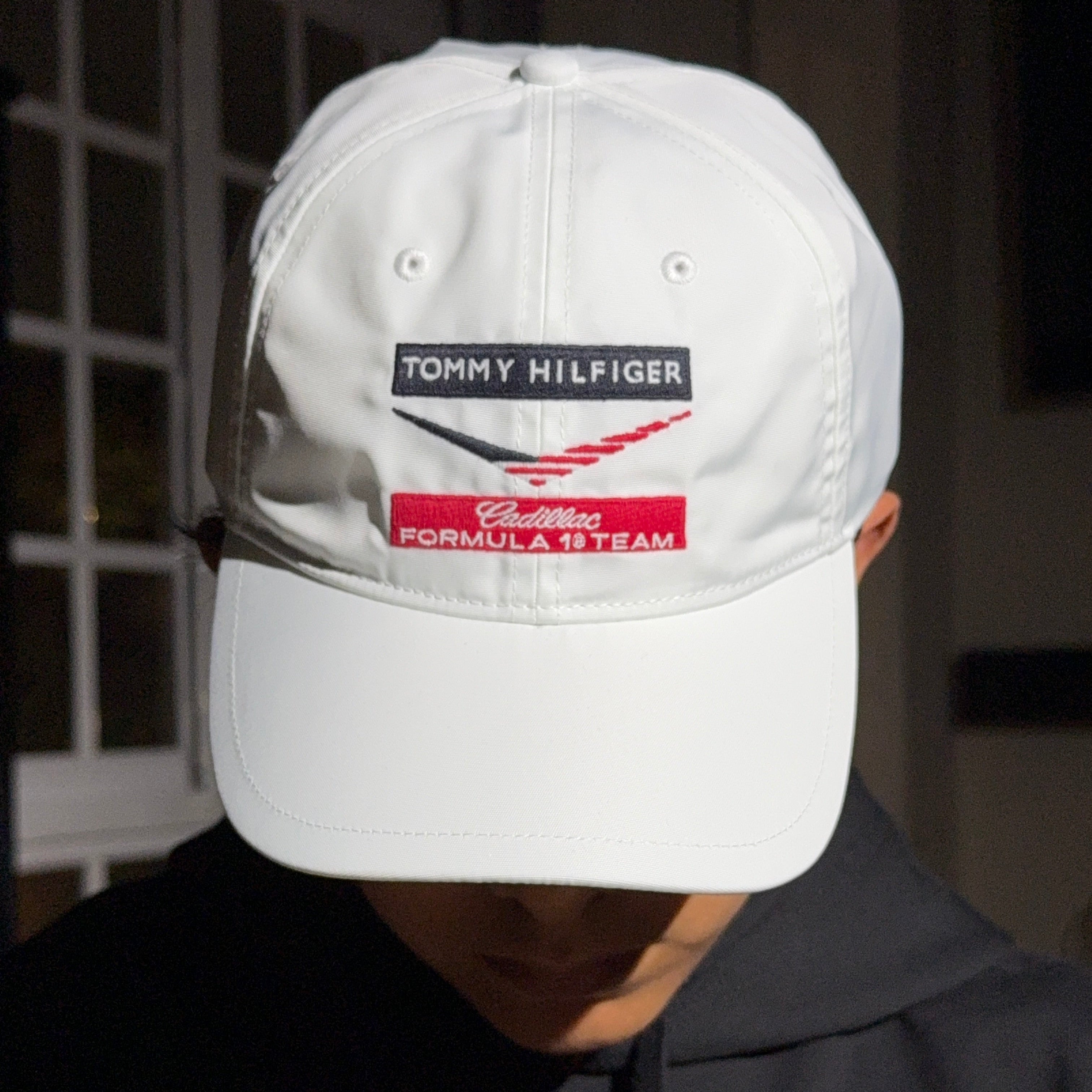 Gorra Cadillac F1 Team x Tommy Hilfiger Chevron Blanca Oficial 2026