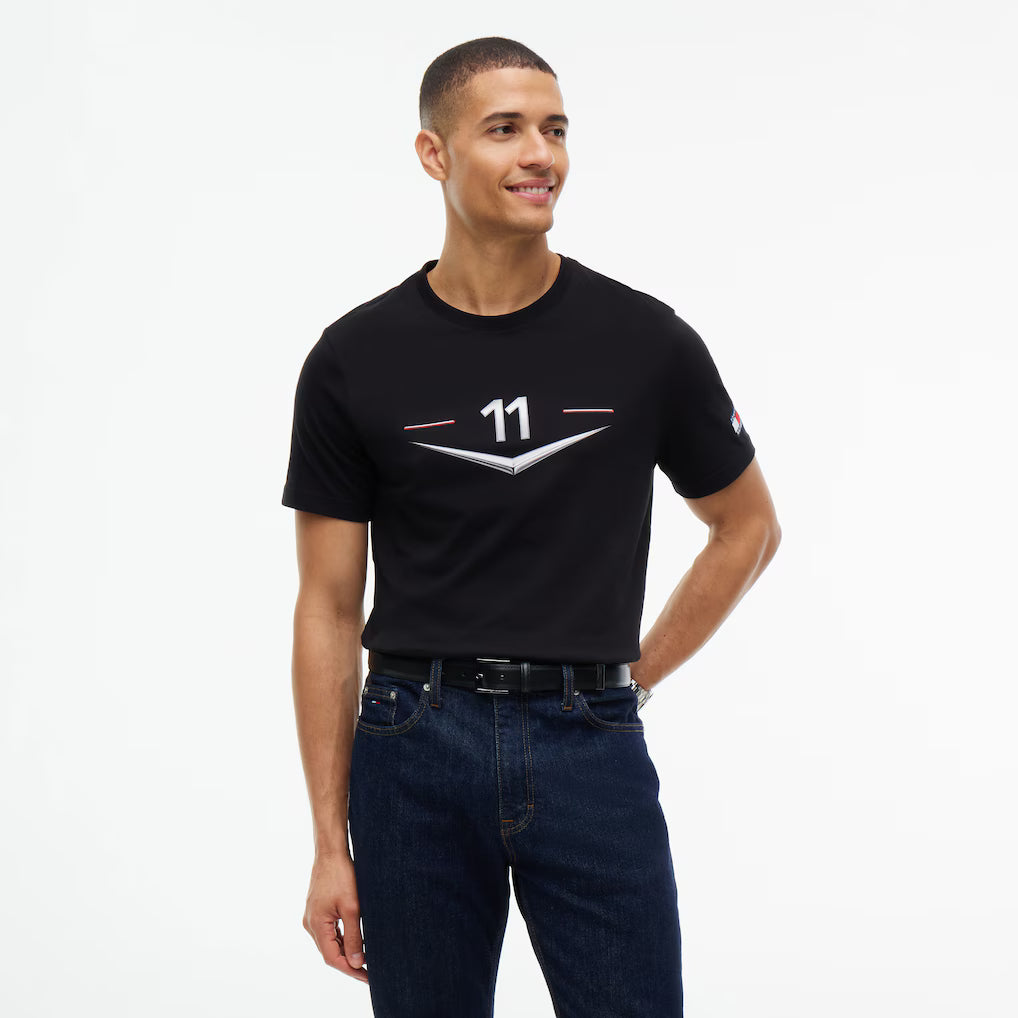 Playera Negra Cadillac F1 Team x Tommy Hilfiger Logo Chevron